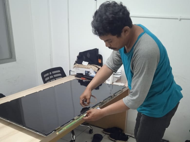 Penggantian lampu backlight oleh teknisi